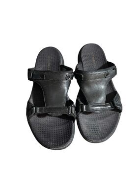 Y9- Merrell size 7 Black Leather Slide Sandals